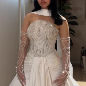 فستان سهرة أبيض مع كريستال، وقفازات قابلة للفصل، لإطلالة راقية 2025