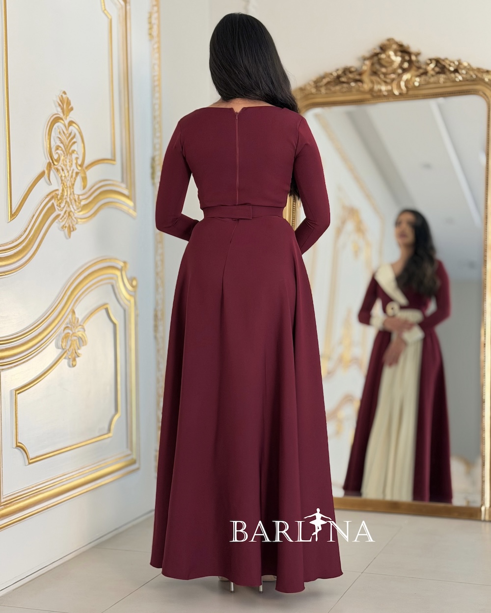 فستان عنابي بكسرات جانبية وحزام أنيق - Image 3