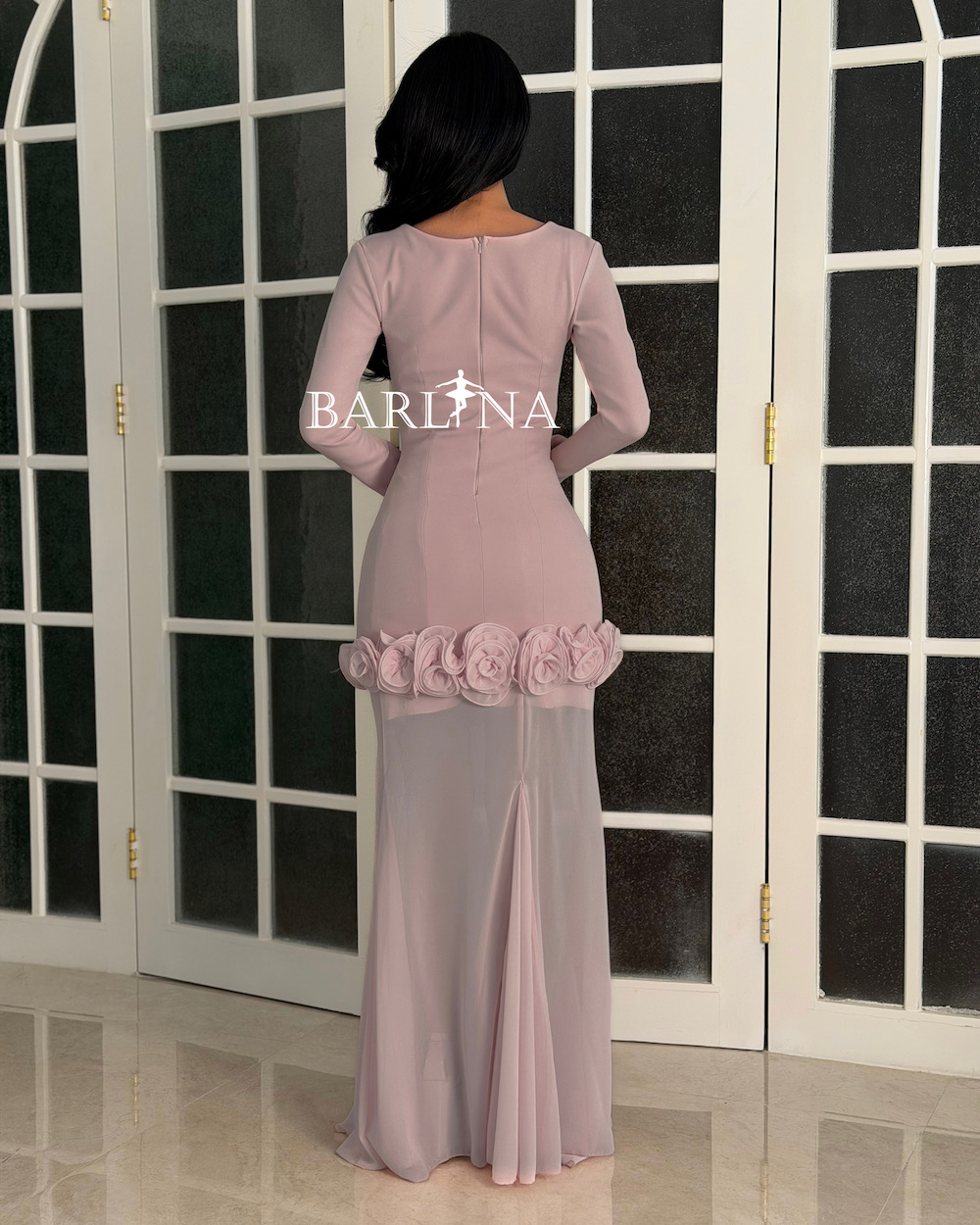 طقم وردي بقصة ناعمة مع أزرار أمامية - Image 3