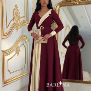 فستان عنابي بكسرات جانبية وحزام أنيق